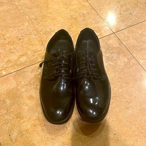 Barely used black dress shoes in size 6.5 mens (8 womens)!
